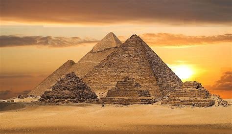What da dog doin’?: Paraglider spots hound cruising the top of the Great Pyramid of Giza [Video]